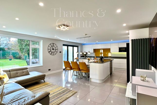 5 bed property, in Chain Free 2, £1,060,624