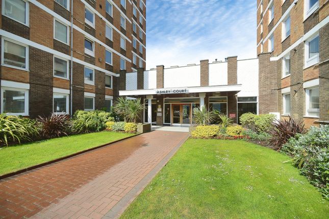 2 bed property, in Grand Avenue, £265,000