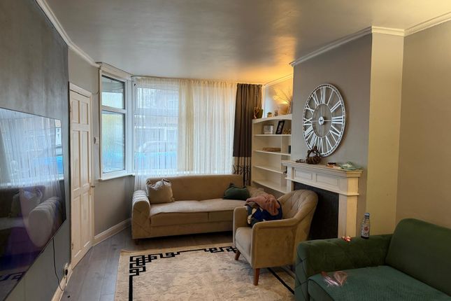 2 bed property, in St. Edmunds Road, £420,000