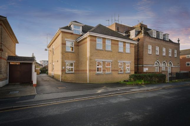 2 bed property, in Wycliffe Road, £155,000