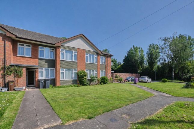 2 bed property, in Manor Street, £140,000