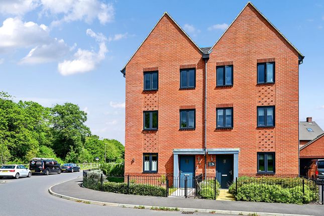 4 bed property, in Linseed Way, £525,000