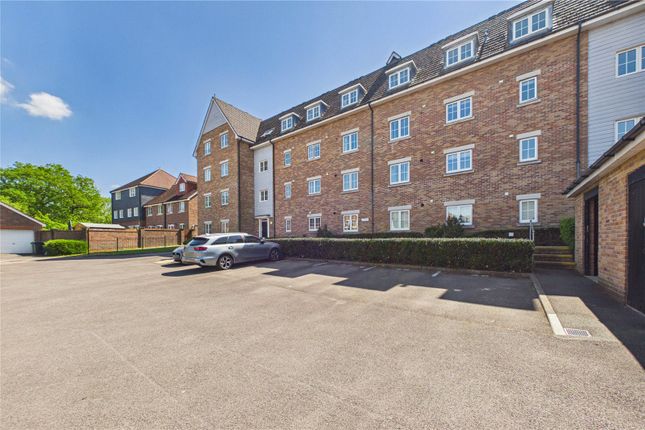 2 bed property, in Richards Field, £190,000