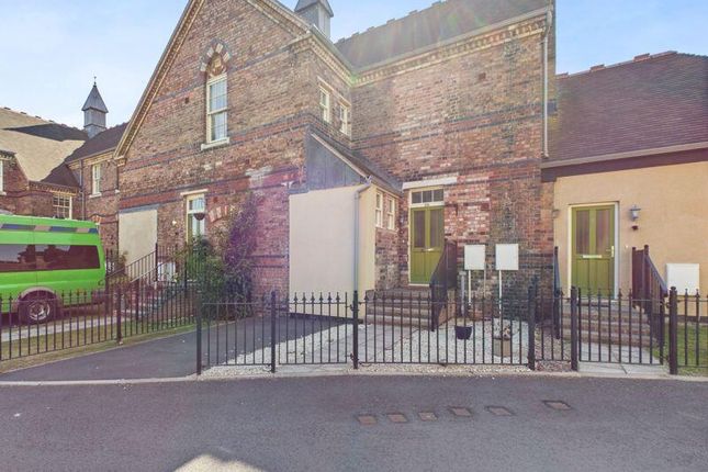 2 bed property, in Kyrle Close, £220,000