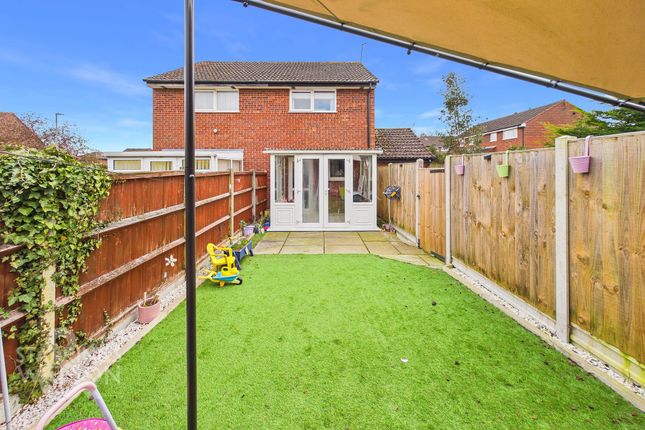 2 bed property, in Greenacre Close, £230,000
