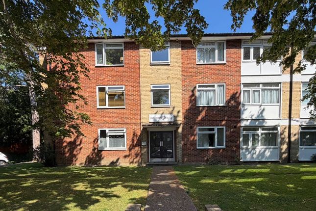 2 bed property, in 2 Bishops Green, £200,000