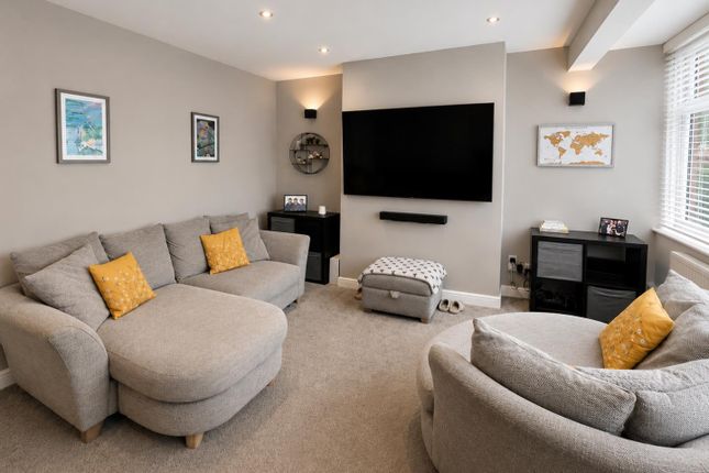 3 bed property, in Rossall Avenue, £260,000