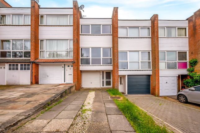 2 bed property, in Merryhills Close, £360,000