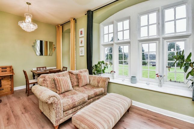 3 bed property, in Lower Chapel Court, £260,000