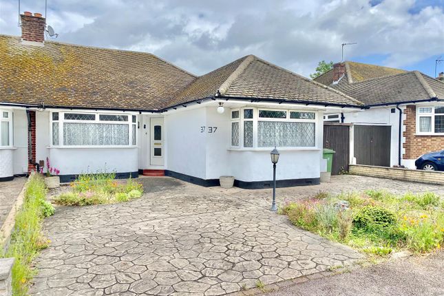 2 bed property, in Brackendale, £595,000