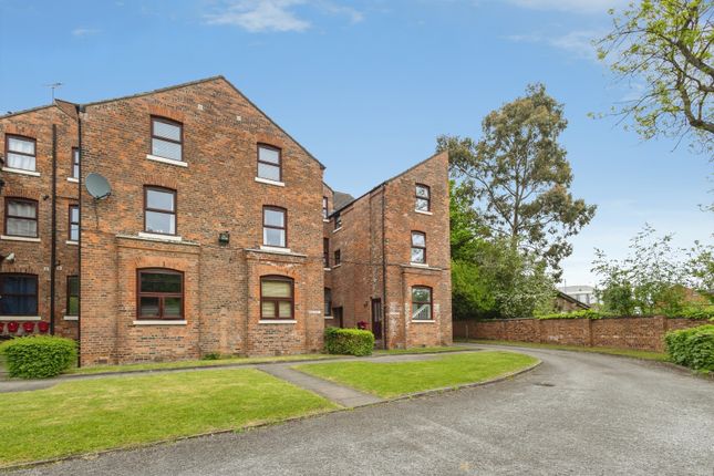 1 bed property, in Hathersage Road, £135,000