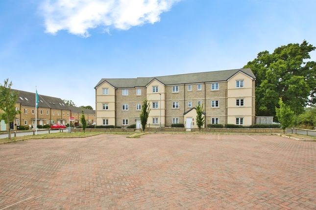 2 bed property, in Raven Court, £135,000