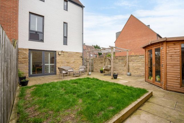 4 bed property, in Lotherington Mews, £500,000