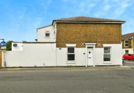 2 bed property, in 173 Invicta Road, £130,000