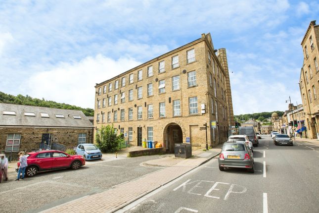 2 bed property, in Wharf Street, £80,000