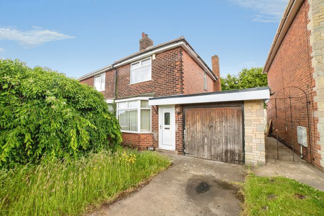 2 bed property, in Leeming Lane North, £115,000