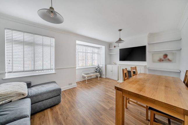 2 bed property, in Croydon Road, £295,000