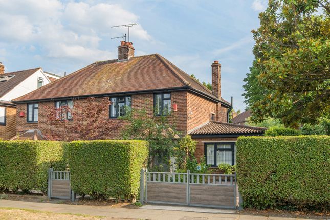 4 bed property, in Dukes Avenue, £965,000