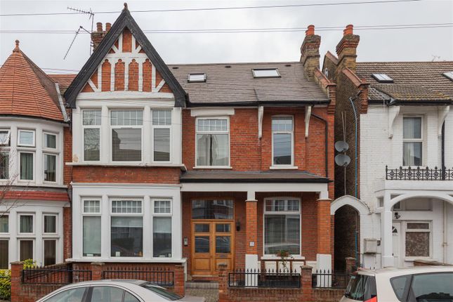 2 bed property, in Lyndhurst Drive, £450,000
