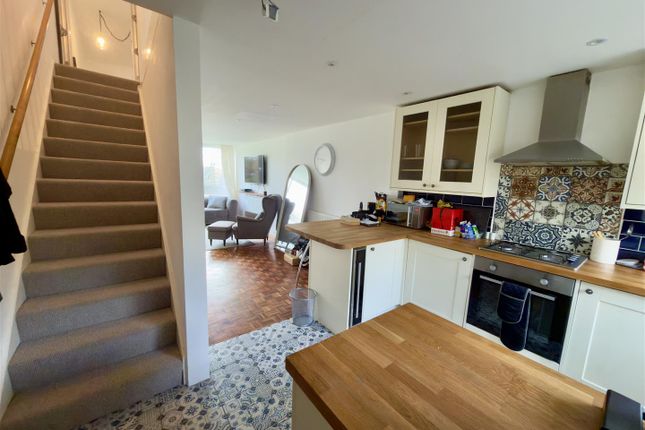 2 bed property, in Hailey Place, £245,000