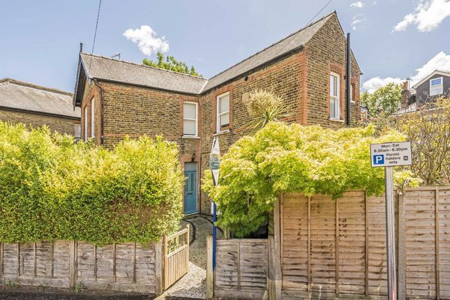 1 bed property, in Rowlls Road, £435,000