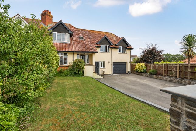 5 bed property, in Old Torrington Road, £550,000