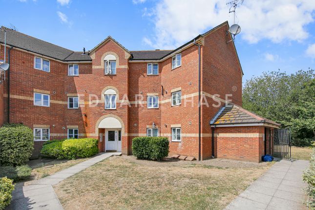 2 bed property, in Bengeo Gardens, £260,000