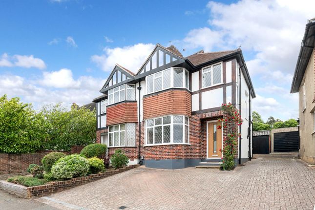 3 bed property, in Parklawn Avenue, £695,000