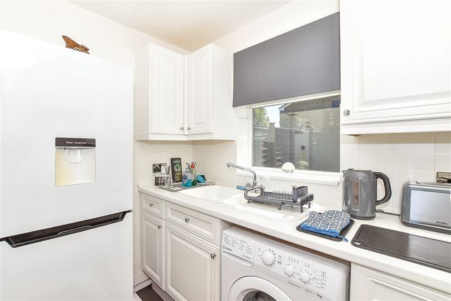 1 bed property, in Poyntell Road, £200,000