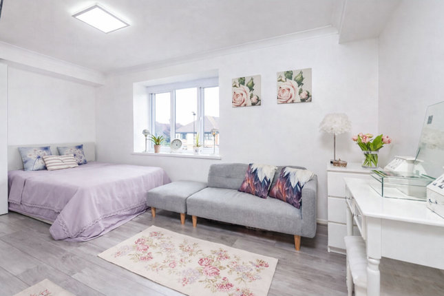 1 bed property, in Thackeray Lodge, £140,000