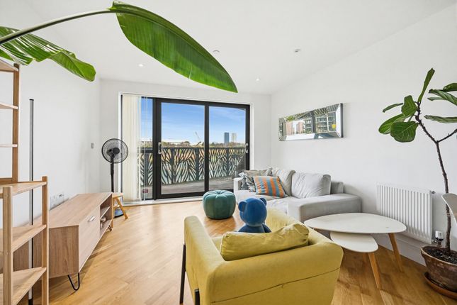 2 bed property, in Cityview Point, £450,000