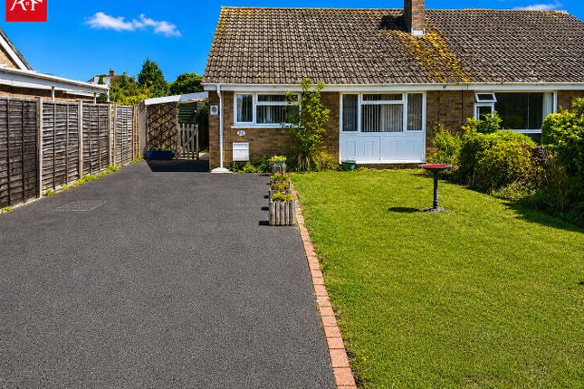 2 bed property, in Maple Drive, £285,000