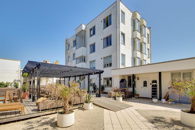 2 bed property, in Marine Parade, £325,000
