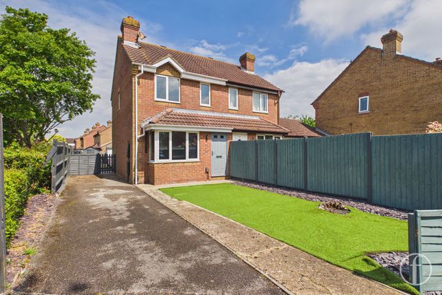 2 bed property, in Churchill Close, £285,000