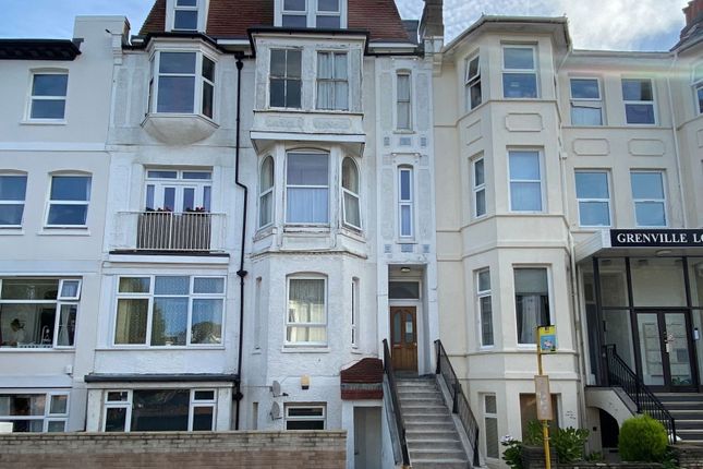 1 bed property, in West Hill Road, £125,000