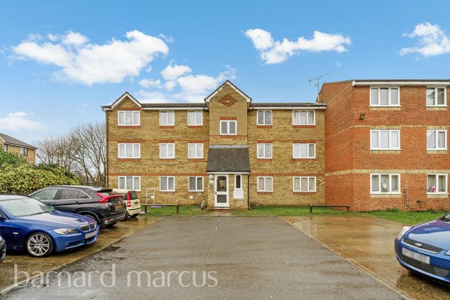 2 bed property, in Redford Close, £250,000