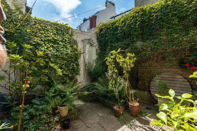 2 bed property, in Guildford Road, £450,000