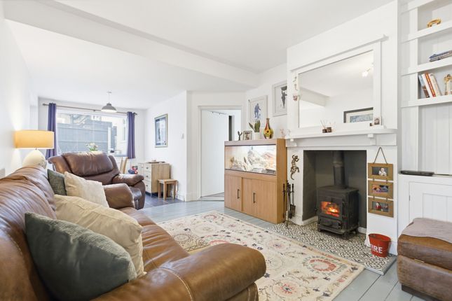 5 bed property, in Kirkley Park Road, £475,000