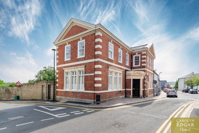 2 bed property, in The Old Bank, £239,950
