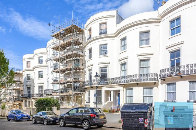 2 bed property, in Lansdowne Place, £450,000