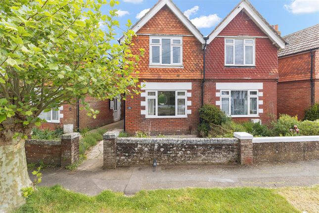 2 bed property, in Victoria Road, £270,000