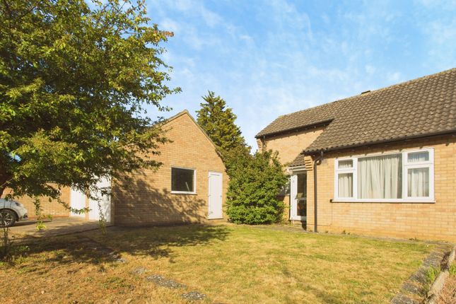 2 bed property, in Dean Peacock Court, £235,000