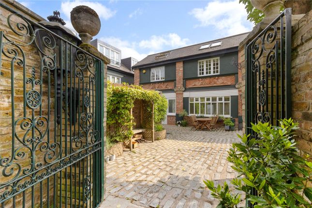 2 bed property, in Thornhill Mews, £1,395,000