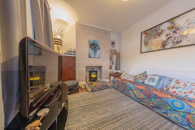 2 bed property, in Gadsby Street, £150,000