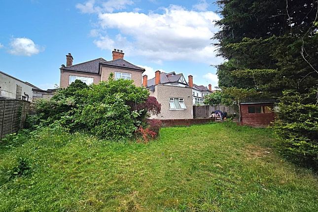 5 bed property, in Alderton Crescent, £900,000
