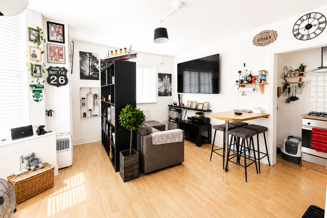 1 bed property, in High Street, £180,000