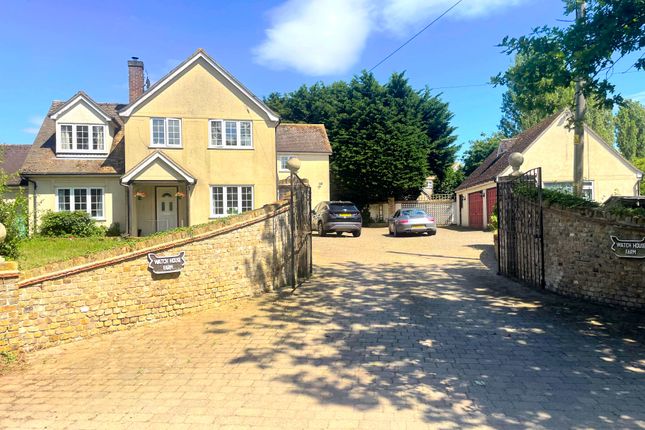 5 bed property, in Watch House Green, £795,000