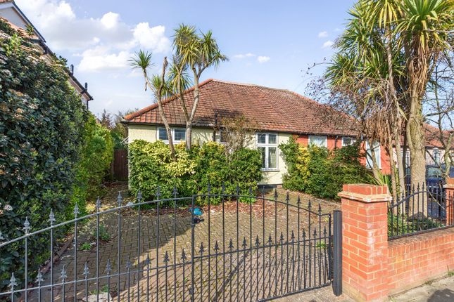 2 bed property, in Avery Hill Road, £490,000