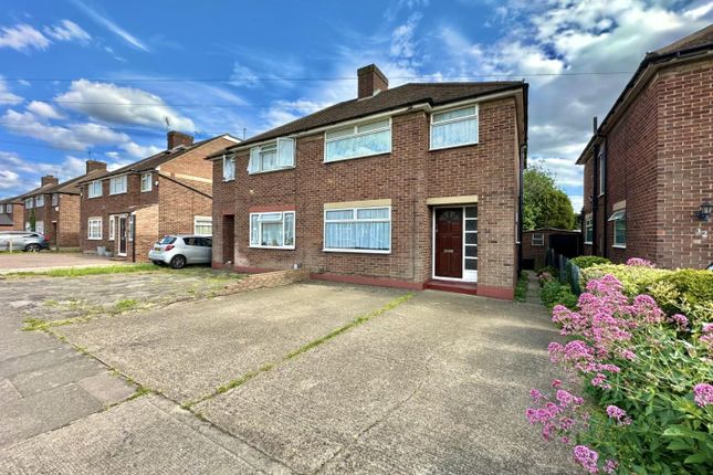 3 bed property, in Wentworth Crescent, £550,000