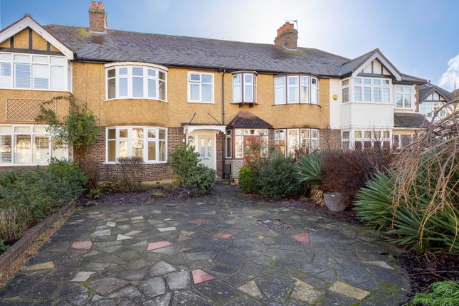 3 bed property, in Kenley Walk, £595,000